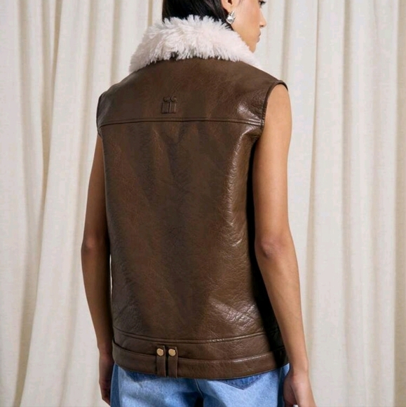 Sleeveless Fluffy Collar Jacket - Picture 2 of 5